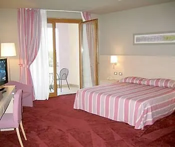 Manerba Del Garda Resort فندق مانربا ديل جاردا