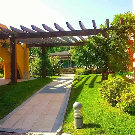 Manerba Del Garda Resort فندق 4*