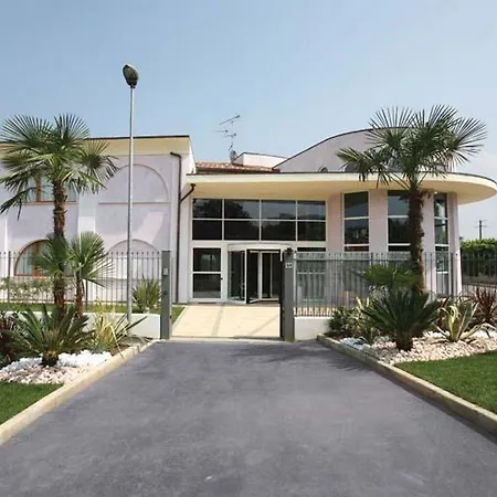 فندق Manerba Del Garda Resort مانربا ديل جاردا