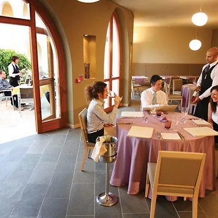 Manerba Del Garda Resort فندق 4*
